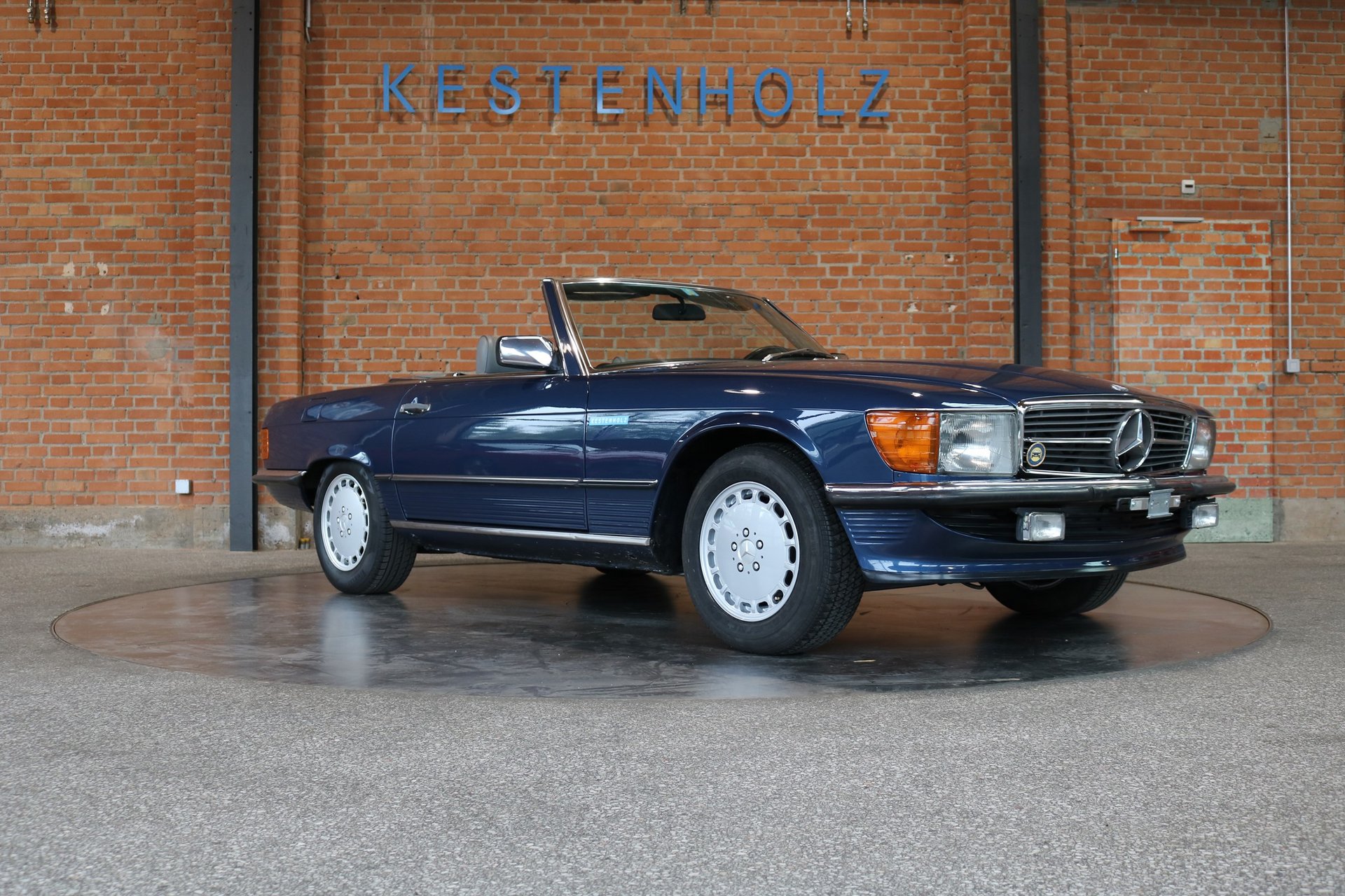 Die Baureihe 107 wurde zwischen 1971 und 1989 gebaut, 1985 wurde der SL umfangreich bearbeitet. Vom Typ 300SL wurden ab "Facelift" bis Produktionsende 13'742 Einheiten gebaut. Die R107-Baureihe geniesst schon heute Kultstatus. Problemlos zu fahren, Stoffverdeck f&uuml;r den Sommer, Hardtop f&uuml;r die &Uuml;bergangszeit. Der angebotene 300SL ist eine Werksauslieferung Sindelfingen mit einem 4-Gang Automatik-Getriebe.&nbsp;