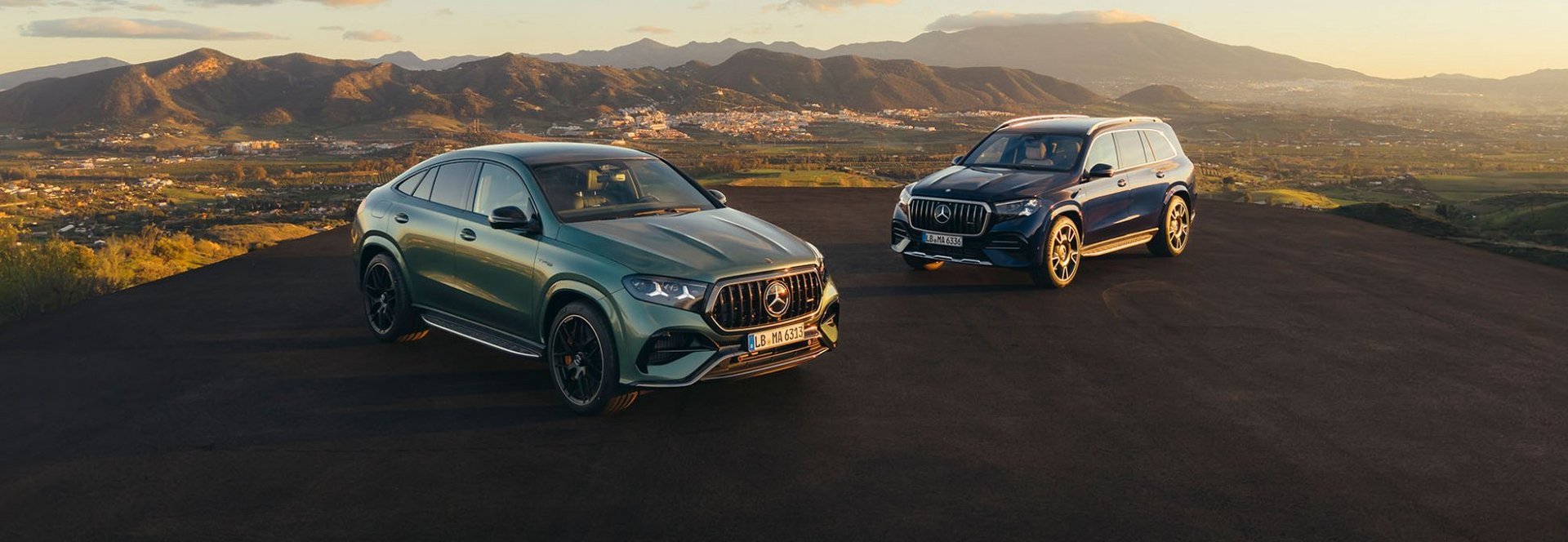 Ab sofort sind die neuen Mercedes-AMG GLE 63 S 4MATIC+ (SUV und Coupé) sowie der Mercedes-AMG GLS 63 4MATIC+ bei Kestenholz bestellbar.  Herzstück der High-Performance-SUVs ist der umfassend weiterentwickelte 4,0-Liter-V8-Biturbomotor mit Mild-Hybrid-Technologie. Mit 450 kW (612 PS) und zusätzlichen 17 kW (23 PS) durch den integrierten Starter-Generator sprintet der GLE 63 S in nur 3,9 Sekunden von 0 auf 100 km/h. Der GLS 63 absolviert den Sprint in 4,2 Sekunden.
Neben beeindruckender Performance überzeugen die neuen AMG Modelle mit einer neu gestalteten Frontpartie, markanter LED-Lichtsignatur, dem serienmäßigen AMG RIDE CONTROL+ Fahrwerk sowie AMG ACTIVE RIDE CONTROL für maximale Fahrdynamik und hohen Langstreckenkomfort. Zahlreiche Individualisierungsmöglichkeiten mit exklusiven Lackierungen, Rädern bis 23 Zoll und hochwertigen MANUFAKTUR-Ausstattungen runden das Gesamtpaket ab.
Die neuen Mercedes-AMG GLE 63 S und GLS 63 können ab sofort bei uns bestellt werden. Gerne beraten wir Sie persönlich zu Ausstattung, Individualisierung und Lieferzeiten.  Mercedes‑AMG GLE 63 S 4MATIC+ SUV | Energieverbrauch kombiniert: 13,5–13,1 l/100 km | CO₂-Emissionen kombiniert: 308–298 g/km | CO₂-Klasse: G Mercedes‑AMG GLE 63 S 4MATIC+ Coupé | Energieverbrauch kombiniert: 13,3–13,0 l/100 km | CO₂-Emissionen kombiniert: 303–296 g/km | CO₂-Klasse: G Mercedes‑AMG GLS 63 4MATIC+ SUV | Energieverbrauch kombiniert: 13,7–13,4 l/100 km | CO₂-Emissionen kombiniert: 312–305 g/km | CO₂-Klasse: G
 Beratung vereinbaren
GLE 63 S 4MATIC+ SUV KONFIGURIEREN
GLE 63 S 4MATIC+ COUPÉ&nbsp;KONFIGURIEREN