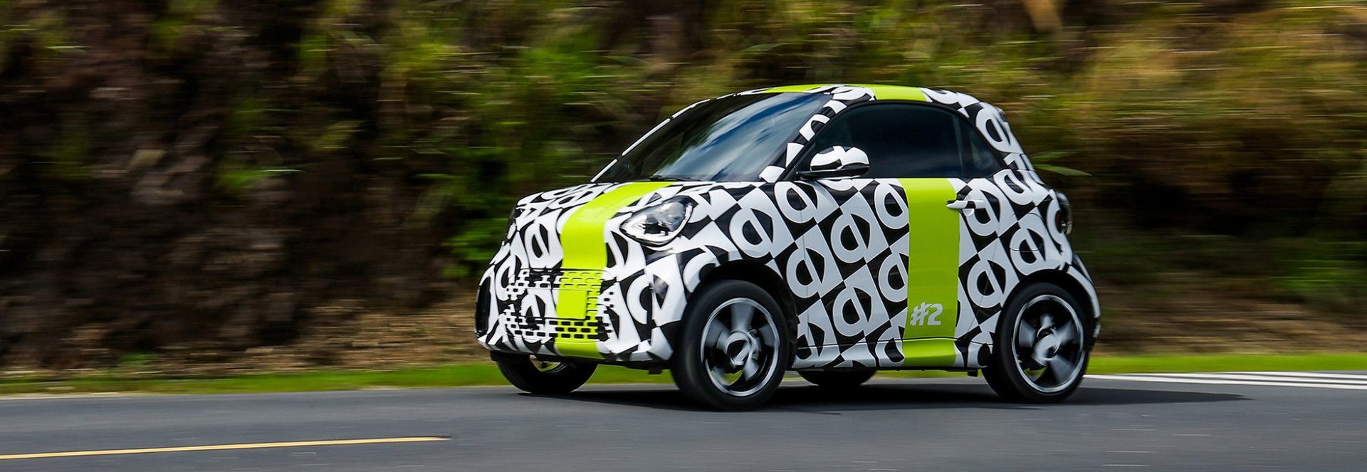 Der vollelektrische smart #2 befindet sich auf der Zielgeraden. Bevor der neue Zweisitzer im Oktober 2026 auf dem Pariser Autosalon seine Weltpremiere feiert, absolviert er derzeit ein umfangreiches weltweites Testprogramm.
Im Fokus stehen dabei Fahrdynamik, Komfort, Geräuschentwicklung, Sicherheit und Alltagstauglichkeit. Ob enge Stadtstraßen, nasse Fahrbahnen oder anspruchsvolle Ausweichmanöver – der smart #2 wird unter realitätsnahen Bedingungen intensiv erprobt, um optimal auf den Einsatz im urbanen Alltag vorbereitet zu sein.
Mit der eigens entwickelten ECA-Plattform, der weiterentwickelten Tridion-Sicherheitszelle und der charakteristischen „wheels-at-the-corners“-Architektur verbindet der neue smart #2 die bekannte smart DNA mit moderner Elektromobilität. Das Ergebnis ist ein kompakter vollelektrischer Zweisitzer, der Agilität, Komfort und Sicherheit auf höchstem Niveau vereint.
Die offizielle Weltpremiere des smart #2 findet im Oktober 2026 auf dem Pariser Autosalon statt.  Sie können sich gern schon jetzt bei uns unverbindlich vormerken lassen und gehören zu den Ersten, die Neuigkeiten zum neuen smart #2 erhalten.
Jetzt unverbindlich vormerken &nbsp;
