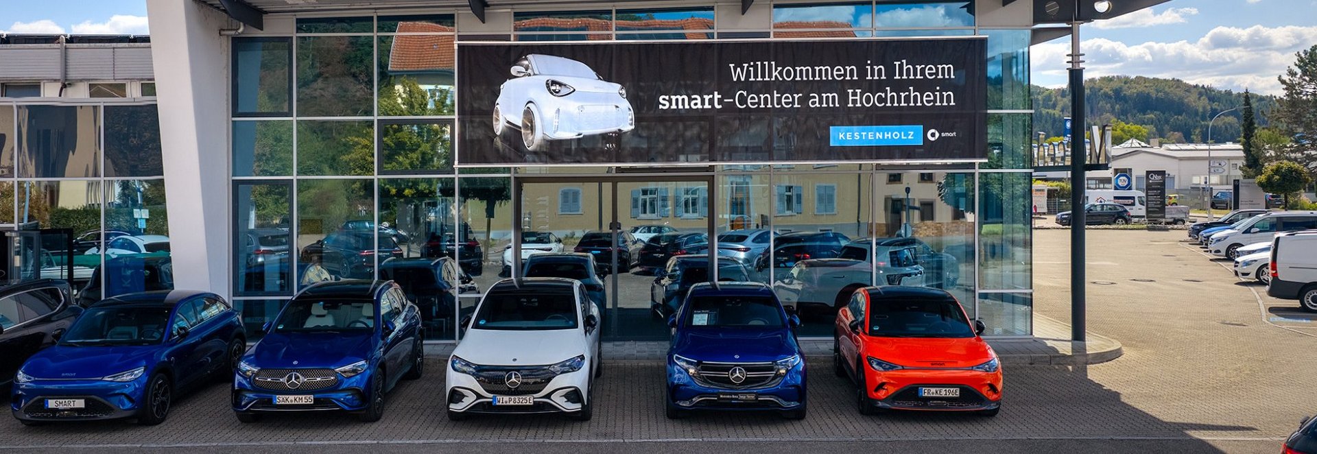 Seit August bündeln wir die Kompetenz rund um die aktuellen smart #-Modelle an unserem Standort Schopfheim.  Ob&nbsp;smart #1, smart #3 oder smart #5&nbsp;- am Hochrhein finden Sie ab jetzt eine zentrale Anlaufstelle für spezialisierte und persönliche Beratung, Probefahrten und den Verkauf der neuen vollelektrischen smart Generation. Künftig wird das Angebot um den&nbsp;neuen smart #2&nbsp;erweitert. Der vollelektrische Zweisitzer feiert im Oktober 2026 seine Weltpremiere und knüpft als Nachfolger des smart fortwo an die Wurzeln der Marke an. Ab seiner Markteinführung in Deutschland im Jahr 2027 wird der smart #2 ebenfalls im Kestenholz Center Schopfheim erhältlich sein.
Service in Lörrach und Bad Säckingen bleibt bestehen.
Für bestehende smart Kundinnen und Kunden ändert sich beim Service nichts: Die Kestenholz Center Lörrach und Bad Säckingen bleiben weiterhin smart Partner und stehen für Serviceleistungen sowie die Betreuung der bisherigen smart Modelle ohne #-Bezeichnung zur Verfügung. Die organisatorische Veränderung betrifft damit ausschließlich Beratung, Probefahrt und Verkauf der aktuellen vollelektrischen smart #-Modelle.
Sie möchten die neue smart Generation kennenlernen? Besuchen Sie uns im Kestenholz Center Schopfheim und entdecken Sie die aktuellen vollelektrischen smart Modelle.