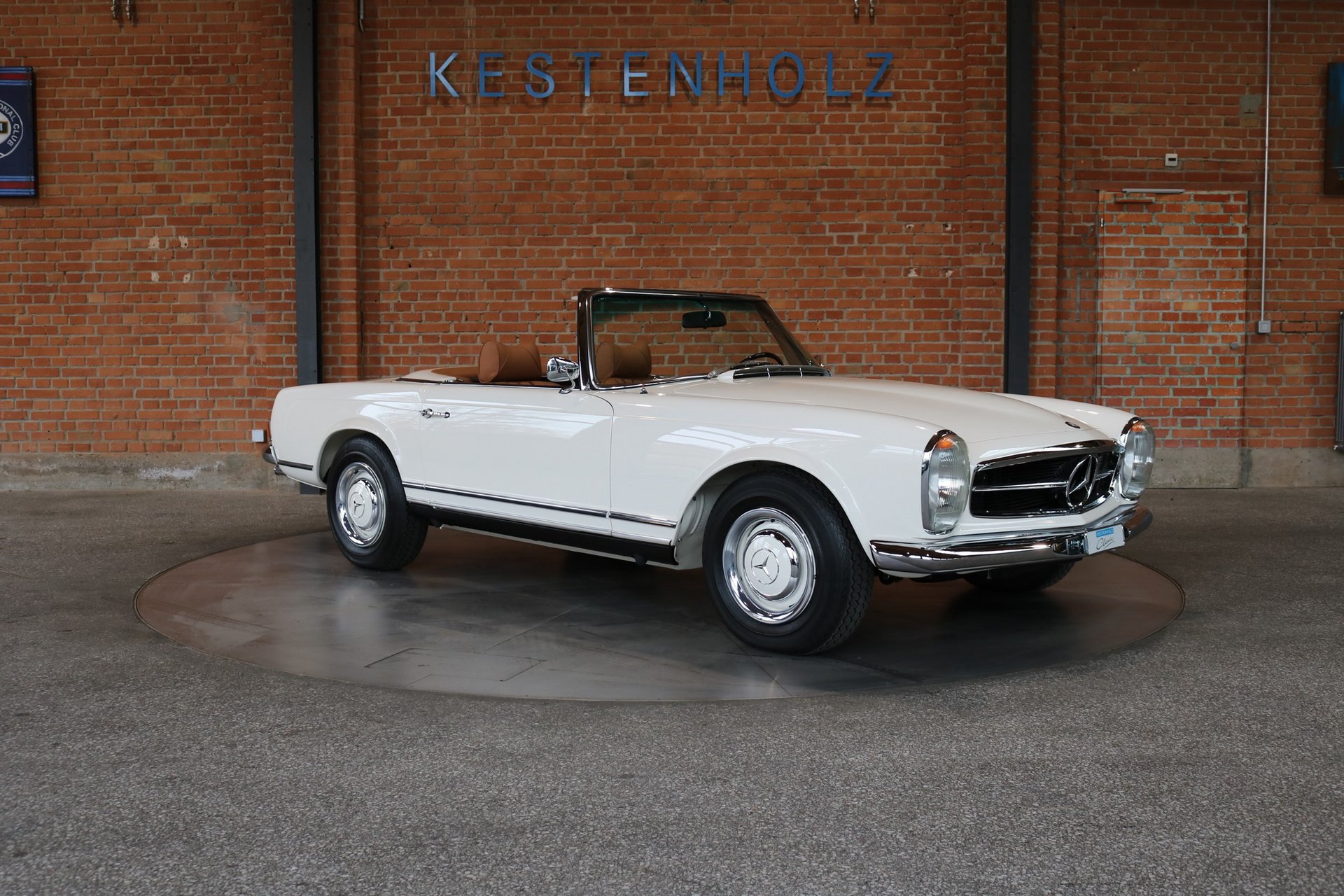 Der W 113 ist ein zweisitziges Faltdach-Cabriolet von Mercedes-Benz, das im M&auml;rz 1963 auf dem Genfer Auto-Salon vorgestellt wurde. Er sollte gleichzeitig die Typen 190 SL und 300 SL ersetzen. Wegen seines zus&auml;tzlich lieferbaren, nach innen gew&ouml;lbten Hardtops erhielt er den Spitznamen Pagode. Er wurde in den Versionen 230 SL (1963&ndash;1967), 250 SL (1967) und 280 SL (1968&ndash;1971),
Unser hier angebotenes Fahrzeug ist eine &bdquo;Frame-Off&ldquo; Restauration und &bdquo;Matching Number&ldquo;
Die Pagode wurde 1964 von der Bahnhof-Garage an einen Basler Unternehmer ausgeliefert.
Bei der Restauration wurden keine Kosten gescheut und ca. 2&lsquo;5oo Arbeitsstunden investiert.

&nbsp;
