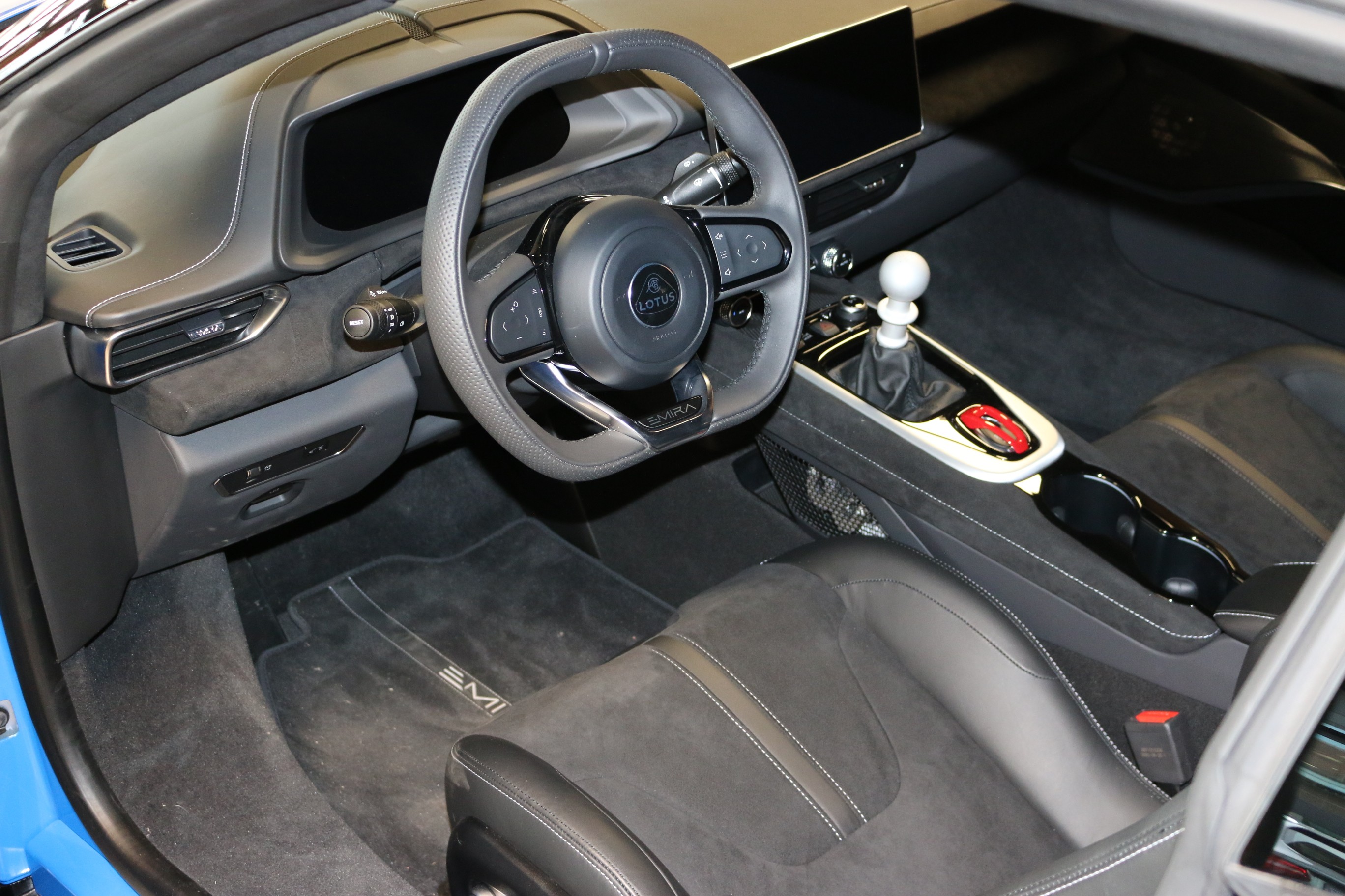 12,3" TFT-Instrumentendisplay12-Volt-Steckdose vorne1x-Type-C Anschl&uuml;ss2 Cupholder2x USB-Anschl&uuml;sse3-Punkt-SicherheitsgurtenAirbag: Airbag Fahrer und BeifahrerAirbag: Kopf- und SeitenairbagsAntiblockiersystem (ABS)Antriebsschlupfregelung (ASR)Assist: Park Distance Control hintenAssist: TempomatAussenspiegel elektrisch einklappbarAussenspiegel rechts und links elektrisch verstellbarBremsscheiben ZweiteiligeE-Call-DachkonsoleElektronisches Stabilit&auml;ts-Programm (ESP)Fahrer- und Beifahrerfu&szlig;raum in schwarzer Premium-Optik mit Lotus-Logo &uuml;ber Fu&szlig;mattenGetriebe: 6-Gang-GetriebeHochwertige TeppichmattenKatalysator geregeltKeyless GoKlima: KlimaanlageLackierung: Metallic-LackierungLicht: Drittes BremslichtLicht: LED ScheinwerferLicht: LED-TagfahrlichtLicht: NebelschlussleuchteMedia: 10,25" HMI-TouchscreenMedia: Apple Car Play / Android AutoMedia: KEF Premium Audio (560w)Media: Satellitennavigation (marktspezifisch)Mittelarmlehne und AblagefachOffener Handschaltmechanismus mit MaschengitterPaket: Convenience PackAssist: Park Distance Control vorneAssist: R&uuml;ckfahrkameraAssist: Scheibenwischer mit Regensensor und Aero-Bl&auml;tternAussenspiegel automatisch abblendendAutomatisch abblendender R&uuml;ckspiegelGep&auml;ckraum-StaunetzPaket: Lotus Design PackBremss&auml;ttel lackiertPremium-Teppich der Marke Black Lotus &uuml;ber MattenR&auml;der: 20-Zoll-Leichtmetallfelgen mit V-Speichen-SchmiedeSichtschutzglas an hinteren Dreiviertelfenstern und HeckscheibeSportpedalauflagen, Aluminium mit GummieinlagenPaket: Lotus Drivers PackPolster: NappalederbesatzR&auml;der: Reifenreparatur-Set (Tire Fit)R&auml;der: Tyre Pressure Monitoring System (TPMS)ServolenkungSitze: 12-fach verstellbare Sitzfl&auml;che inkl. 2 Speicherfunktionen (Sitz und Spiegel)Sitze: Vordersitze heizbarTour- und Sport-Drive-ModiWegfahrsperre elektronisch Fahrwerk: Tour-Chassis mit Goodyear Eagle F1 Supersport-ReifenPaket: Black PackPolster: Alcantara-BesatzScorpion S5 Fahrzeug-Tracker