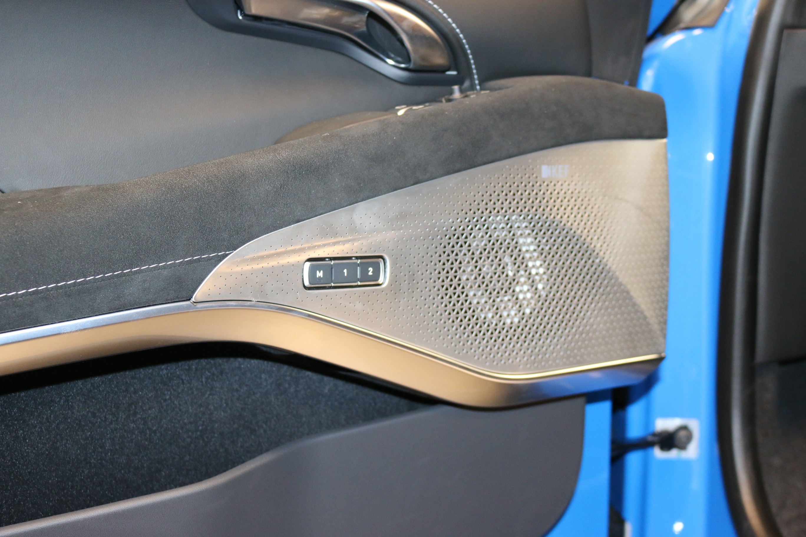 12,3" TFT-Instrumentendisplay12-Volt-Steckdose vorne1x-Type-C Anschl&uuml;ss2 Cupholder2x USB-Anschl&uuml;sse3-Punkt-SicherheitsgurtenAirbag: Airbag Fahrer und BeifahrerAirbag: Kopf- und SeitenairbagsAntiblockiersystem (ABS)Antriebsschlupfregelung (ASR)Assist: Park Distance Control hintenAssist: TempomatAussenspiegel elektrisch einklappbarAussenspiegel rechts und links elektrisch verstellbarBremsscheiben ZweiteiligeE-Call-DachkonsoleElektronisches Stabilit&auml;ts-Programm (ESP)Fahrer- und Beifahrerfu&szlig;raum in schwarzer Premium-Optik mit Lotus-Logo &uuml;ber Fu&szlig;mattenGetriebe: 6-Gang-GetriebeHochwertige TeppichmattenKatalysator geregeltKeyless GoKlima: KlimaanlageLackierung: Metallic-LackierungLicht: Drittes BremslichtLicht: LED ScheinwerferLicht: LED-TagfahrlichtLicht: NebelschlussleuchteMedia: 10,25" HMI-TouchscreenMedia: Apple Car Play / Android AutoMedia: KEF Premium Audio (560w)Media: Satellitennavigation (marktspezifisch)Mittelarmlehne und AblagefachOffener Handschaltmechanismus mit MaschengitterPaket: Convenience PackAssist: Park Distance Control vorneAssist: R&uuml;ckfahrkameraAssist: Scheibenwischer mit Regensensor und Aero-Bl&auml;tternAussenspiegel automatisch abblendendAutomatisch abblendender R&uuml;ckspiegelGep&auml;ckraum-StaunetzPaket: Lotus Design PackBremss&auml;ttel lackiertPremium-Teppich der Marke Black Lotus &uuml;ber MattenR&auml;der: 20-Zoll-Leichtmetallfelgen mit V-Speichen-SchmiedeSichtschutzglas an hinteren Dreiviertelfenstern und HeckscheibeSportpedalauflagen, Aluminium mit GummieinlagenPaket: Lotus Drivers PackPolster: NappalederbesatzR&auml;der: Reifenreparatur-Set (Tire Fit)R&auml;der: Tyre Pressure Monitoring System (TPMS)ServolenkungSitze: 12-fach verstellbare Sitzfl&auml;che inkl. 2 Speicherfunktionen (Sitz und Spiegel)Sitze: Vordersitze heizbarTour- und Sport-Drive-ModiWegfahrsperre elektronisch Fahrwerk: Tour-Chassis mit Goodyear Eagle F1 Supersport-ReifenPaket: Black PackPolster: Alcantara-BesatzScorpion S5 Fahrzeug-Tracker