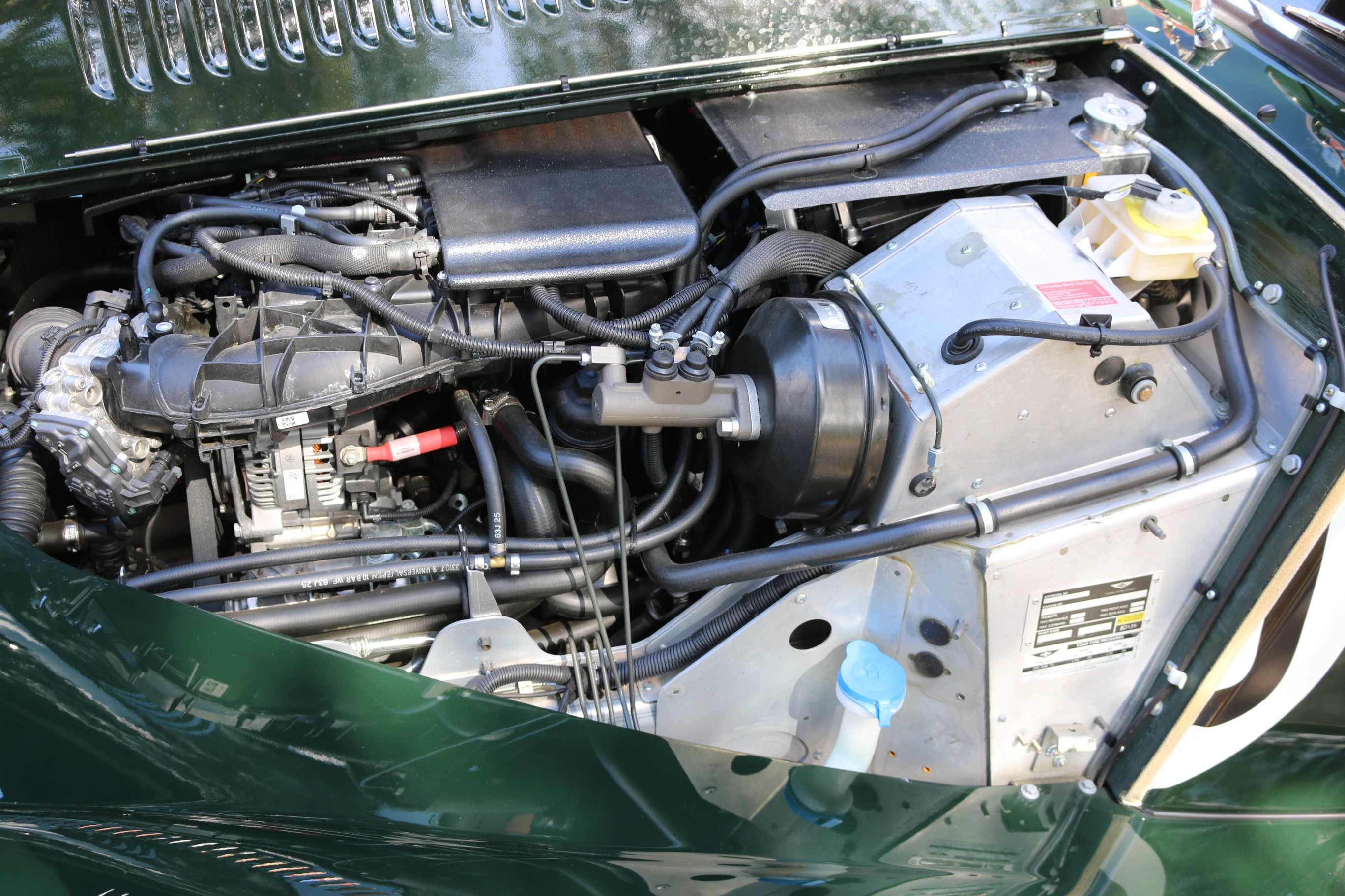 "Le Mans" Tankdeckel3-Punkt-Sicherheitsgurte auf allen Pl&auml;tzenAntiblockiersystem (ABS)Bremss&auml;ttel, BlackDekor: Holzarmaturenbrett - seidenmatt lackiert, TawnyDekor: Oberfl&auml;che Mittelkonsole - seidenmatt lackiert, TawnyDekor: Sattellederdetails - LM62, schwarzElektronisches Stabilit&auml;tsprogramm ESPErsatzraddeckel, gew&ouml;lbtGetriebe: 6-Gang-GetriebeGrill hochglanzpoliertGrillmaschen schwarz lackiertGumimatten, "Heritage"Hardtop, elfenbeinweiss lackiertKatalysator geregeltKeder in InterieurfarbeKlappenauspuff (homologiert) - Endrohre schwarzKlima: KlimaanlageKopfst&uuml;tzen gestickt, LM62Kotfl&uuml;gelkeder - schwarzLackierung: Jet Green, BurgundyLenkrad: Lenkrad - Mitte in mattchrom lackiertLicht: NebelschlussleuchteLicht: ZusatzscheinwerferMedia: Audiosystem mit Bluetooth und Lautst&auml;rkeregelungPlakette LM62, MessingPolster: Leder Soft GrainRundeln f&uuml;r Startnummer, elfenbeinweissR&auml;der: Leichtmetallrad 15", 6.5J SilverR&auml;der: Reifen-Druck-Kontroll (RDC)R&auml;der: Zentralmutter ChromeSitze: Comfort PlusSitze: Gestickte N&auml;hte, Fadenfarbe wie InterieurfarbeSitze: Perforierte Sitzfl&auml;chenSitze: Sitzfl&auml;chen - horizontal gesticktSitze: SitzheizungSitze: Sitzr&uuml;cken in Leder, wie Sitzfl&auml;chenSteckscheibentasche - LM62Teppich Haargarn-Boucl&eacute;, schwarzVorbereitung, Gep&auml;cktr&auml;gerWegfahrsperre elektronischZentralverriegelung Aufpreis Gep&auml;cktr&auml;ger schwarz lackiertGep&auml;cktr&auml;gerSchwebeladeger&auml;tStaufach, abschliessbar