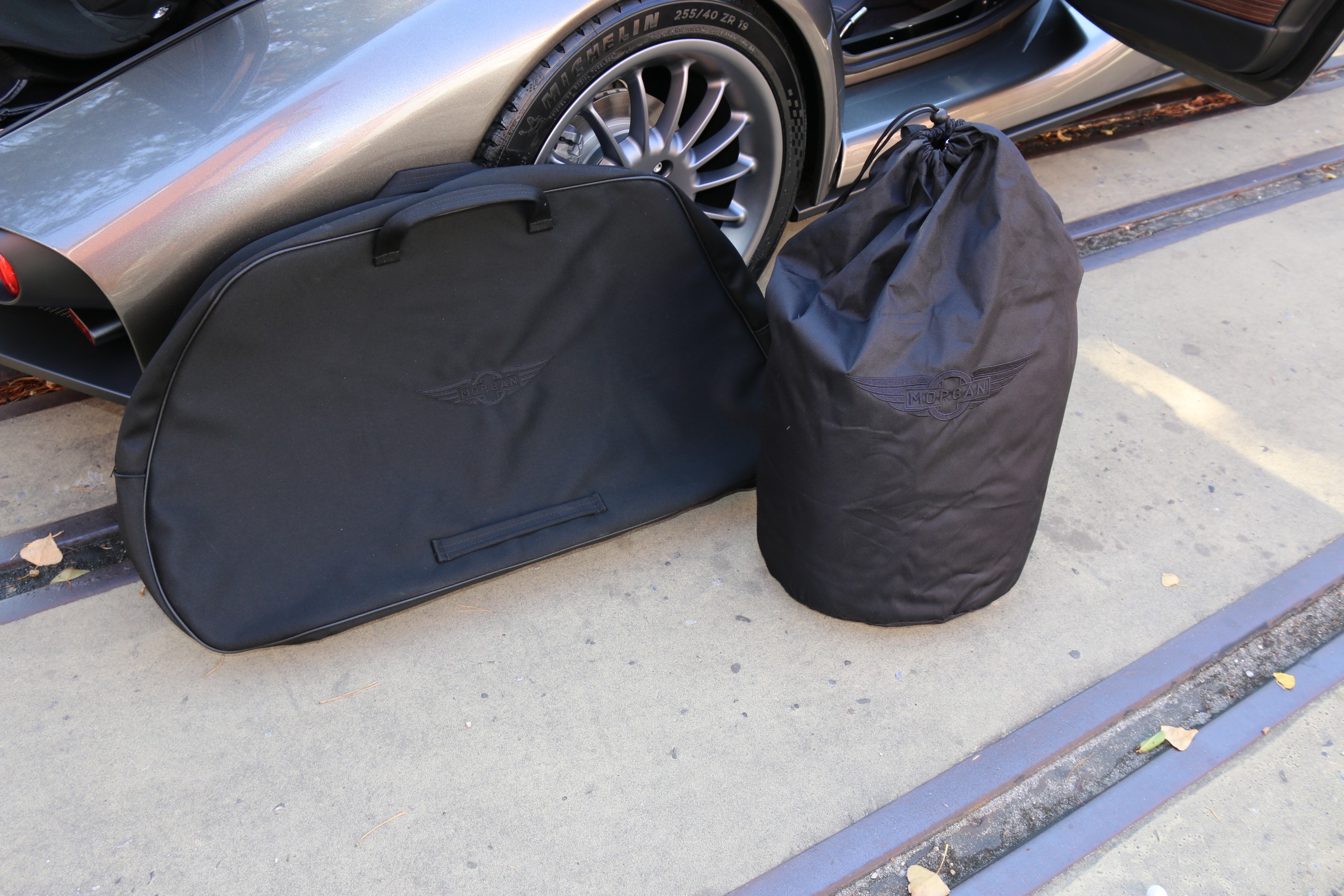 Multispoke 19" R&auml;der, Box-Wave Teppich, Diamantsteppung, Comfort-Plus Sitze, Sitzheizung, Armaturenbrett in Wagenfarbe matt, Walnussholz mit Alueinlagen, Konnektivit&auml;tspaket, Black-Pack, Car-Cover, Klappenauspuff schwarz, Nitronfahrwerk, Sperrdiff.&nbsp;