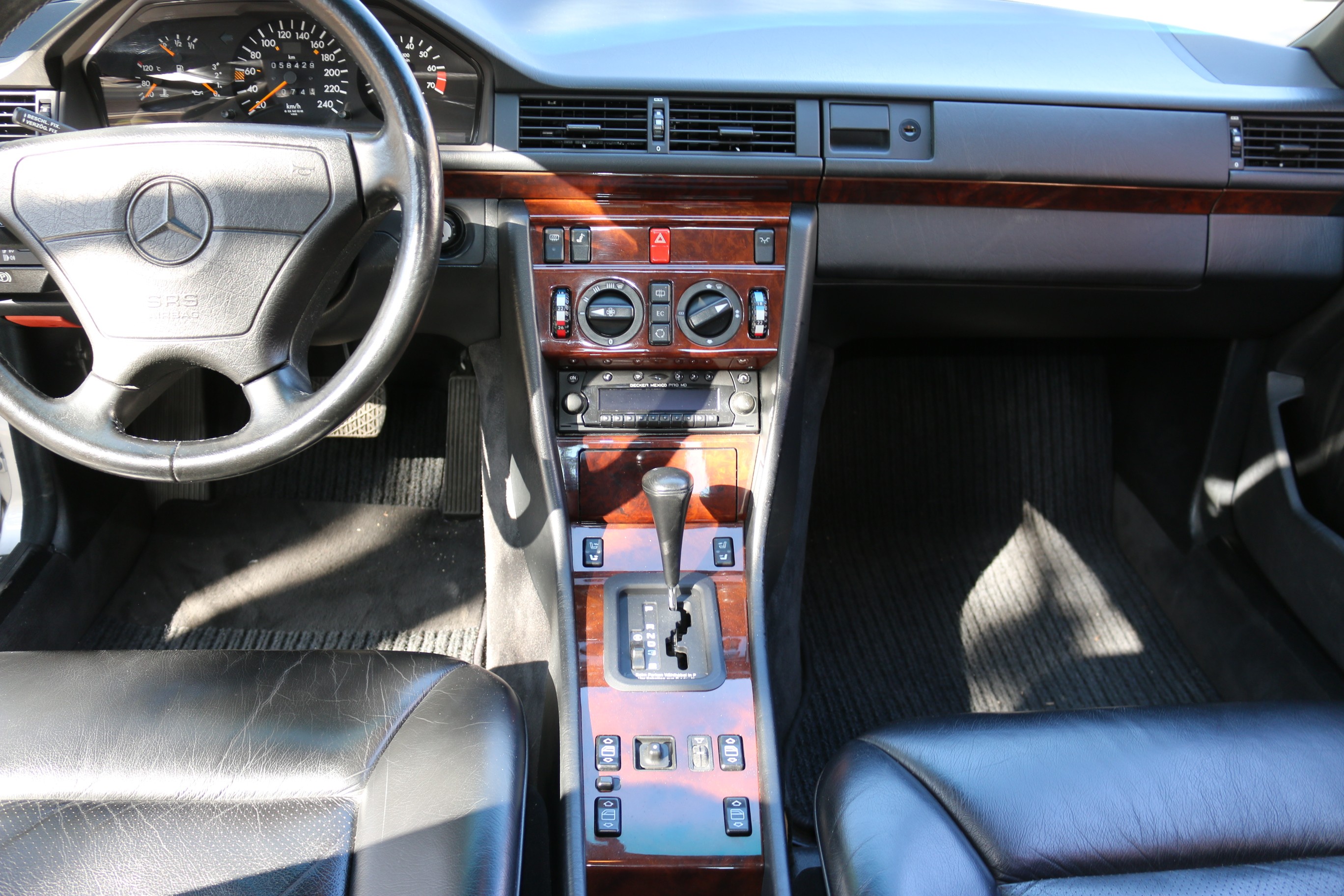 5-Gang-GetriebeAirbag FahrerseiteAnalog-UhrAntiblockiersystem (ABS)Aussenspiegel links beheiz- und von innen verstellbarAussenspiegel rechts elektrisch verstell- und beheizbarAussentemperaturanzeigeBeifahrersitzh&ouml;hen- und Neigungsver-Beleuchtetes und abschliessbares HandschuhfachBremsbelagverschleissDrehzahlmesserEcometerElektrische Fensterheber vorne + hintenFahrersitz mit SitzkippverstellungFahrersitzh&ouml;henverstellung mechanischFondbeleuchtungFondeinzelsitzeFussboden und Hutablage in VeloursGet&ouml;nte ScheibenHolzapplikationen ZebranoKatalysator geregeltKontakte f&uuml;r Innenraumbeleuchtung an allen T&uuml;renKopfst&uuml;tzen hinten abklappbarLeuchtweitenregulierung von innenLicht: NebelschlussleuchteLicht:Ausstiegsleuchten in den T&uuml;renLicht:NebelscheinwerferLichtwarnsummerMake up-Spiegel beleuchtet f&uuml;r BeifahrerMittelarmlehne vorne klappbarOeldruckanzeigePanoramascheibenwischer hubgesteuert und beheizbare Scheibenwaschd&uuml;senPolster:Stoff-AusstattungRadiovorbereitung und Entst&ouml;rungScheibenwaschanlage beheizbarScheibenwischer vorne mit IntervallServolenkungSitze:Gurtbringer elektrisch vorneSitze:Gurtstraffer vorneSitze:Mittelarmlehne hintenTageskilometerz&auml;hlerVerbandskastenWassertemperaturanzeigeZentralverriegelung 4-Stufen-AutomatAutomatische AntenneEdelholzbox zwischen VordersitzenElektrisches Schiebe-/HebedachHolzapplikationen WurzelnussKlimaanlageLackierung: Metallic-LackierungLeichtmetallr&auml;der im 8-Loch-DesignLenkrad und Schalthebelgriff in LederPolster:Leder-AusstattungTempomat