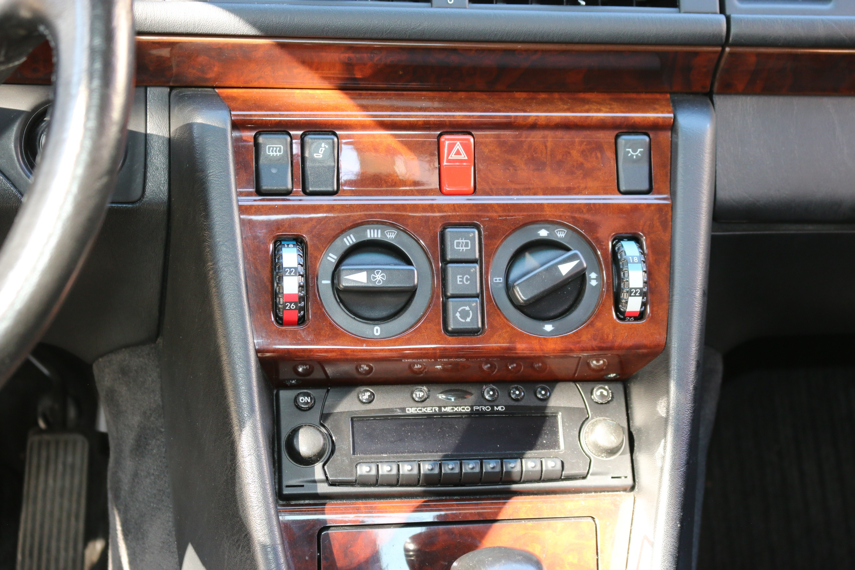 5-Gang-GetriebeAirbag FahrerseiteAnalog-UhrAntiblockiersystem (ABS)Aussenspiegel links beheiz- und von innen verstellbarAussenspiegel rechts elektrisch verstell- und beheizbarAussentemperaturanzeigeBeifahrersitzh&ouml;hen- und Neigungsver-Beleuchtetes und abschliessbares HandschuhfachBremsbelagverschleissDrehzahlmesserEcometerElektrische Fensterheber vorne + hintenFahrersitz mit SitzkippverstellungFahrersitzh&ouml;henverstellung mechanischFondbeleuchtungFondeinzelsitzeFussboden und Hutablage in VeloursGet&ouml;nte ScheibenHolzapplikationen ZebranoKatalysator geregeltKontakte f&uuml;r Innenraumbeleuchtung an allen T&uuml;renKopfst&uuml;tzen hinten abklappbarLeuchtweitenregulierung von innenLicht: NebelschlussleuchteLicht:Ausstiegsleuchten in den T&uuml;renLicht:NebelscheinwerferLichtwarnsummerMake up-Spiegel beleuchtet f&uuml;r BeifahrerMittelarmlehne vorne klappbarOeldruckanzeigePanoramascheibenwischer hubgesteuert und beheizbare Scheibenwaschd&uuml;senPolster:Stoff-AusstattungRadiovorbereitung und Entst&ouml;rungScheibenwaschanlage beheizbarScheibenwischer vorne mit IntervallServolenkungSitze:Gurtbringer elektrisch vorneSitze:Gurtstraffer vorneSitze:Mittelarmlehne hintenTageskilometerz&auml;hlerVerbandskastenWassertemperaturanzeigeZentralverriegelung 4-Stufen-AutomatAutomatische AntenneEdelholzbox zwischen VordersitzenElektrisches Schiebe-/HebedachHolzapplikationen WurzelnussKlimaanlageLackierung: Metallic-LackierungLeichtmetallr&auml;der im 8-Loch-DesignLenkrad und Schalthebelgriff in LederPolster:Leder-AusstattungTempomat