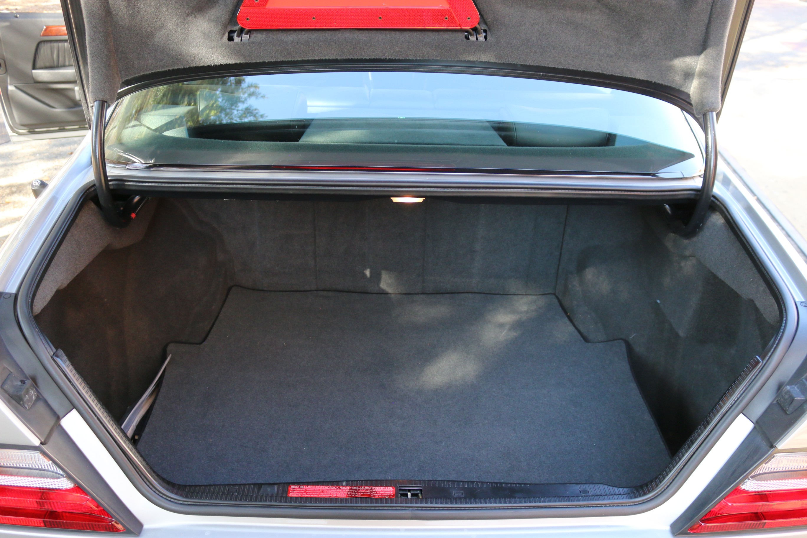 5-Gang-GetriebeAirbag FahrerseiteAnalog-UhrAntiblockiersystem (ABS)Aussenspiegel links beheiz- und von innen verstellbarAussenspiegel rechts elektrisch verstell- und beheizbarAussentemperaturanzeigeBeifahrersitzh&ouml;hen- und Neigungsver-Beleuchtetes und abschliessbares HandschuhfachBremsbelagverschleissDrehzahlmesserEcometerElektrische Fensterheber vorne + hintenFahrersitz mit SitzkippverstellungFahrersitzh&ouml;henverstellung mechanischFondbeleuchtungFondeinzelsitzeFussboden und Hutablage in VeloursGet&ouml;nte ScheibenHolzapplikationen ZebranoKatalysator geregeltKontakte f&uuml;r Innenraumbeleuchtung an allen T&uuml;renKopfst&uuml;tzen hinten abklappbarLeuchtweitenregulierung von innenLicht: NebelschlussleuchteLicht:Ausstiegsleuchten in den T&uuml;renLicht:NebelscheinwerferLichtwarnsummerMake up-Spiegel beleuchtet f&uuml;r BeifahrerMittelarmlehne vorne klappbarOeldruckanzeigePanoramascheibenwischer hubgesteuert und beheizbare Scheibenwaschd&uuml;senPolster:Stoff-AusstattungRadiovorbereitung und Entst&ouml;rungScheibenwaschanlage beheizbarScheibenwischer vorne mit IntervallServolenkungSitze:Gurtbringer elektrisch vorneSitze:Gurtstraffer vorneSitze:Mittelarmlehne hintenTageskilometerz&auml;hlerVerbandskastenWassertemperaturanzeigeZentralverriegelung 4-Stufen-AutomatAutomatische AntenneEdelholzbox zwischen VordersitzenElektrisches Schiebe-/HebedachHolzapplikationen WurzelnussKlimaanlageLackierung: Metallic-LackierungLeichtmetallr&auml;der im 8-Loch-DesignLenkrad und Schalthebelgriff in LederPolster:Leder-AusstattungTempomat