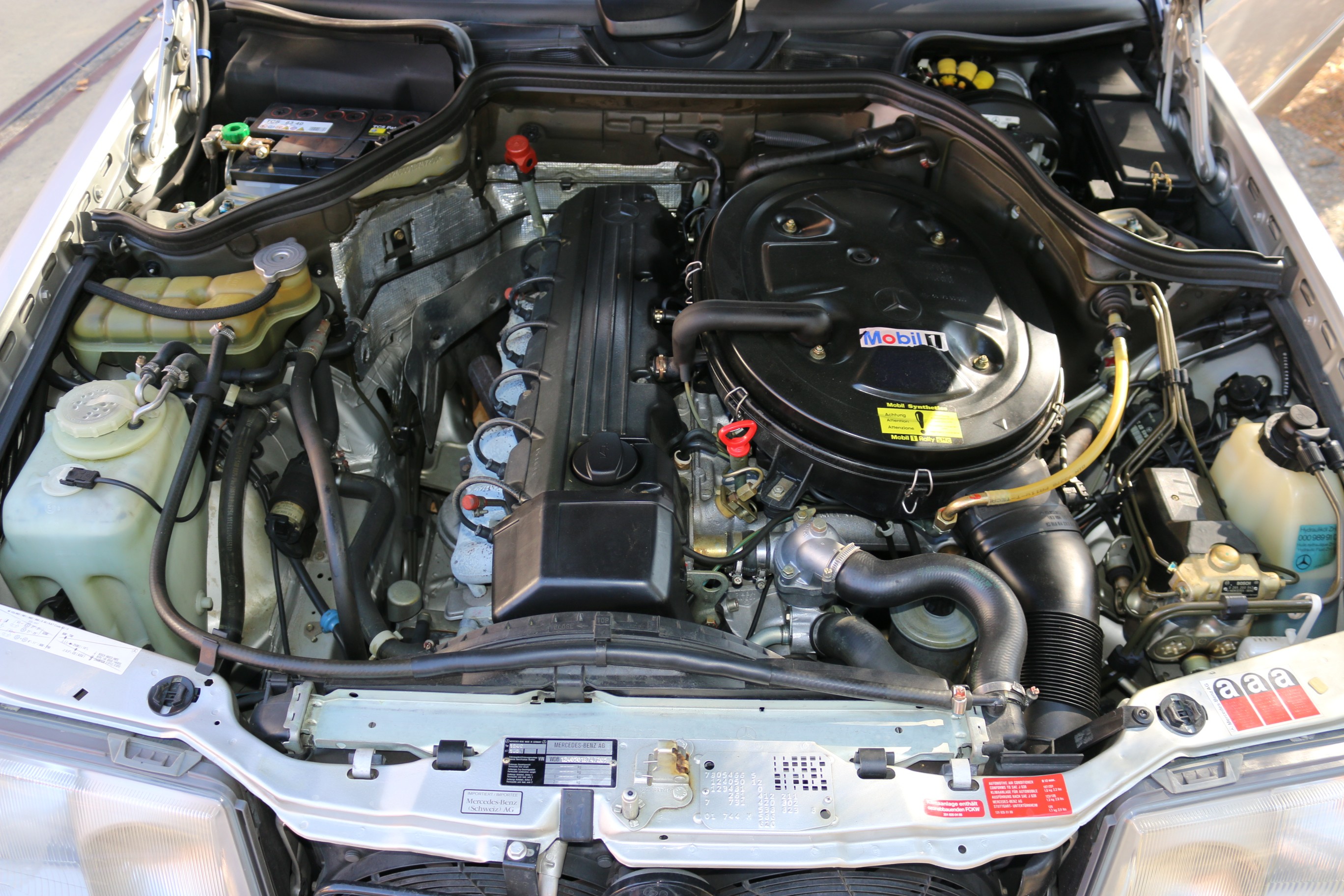 5-Gang-GetriebeAirbag FahrerseiteAnalog-UhrAntiblockiersystem (ABS)Aussenspiegel links beheiz- und von innen verstellbarAussenspiegel rechts elektrisch verstell- und beheizbarAussentemperaturanzeigeBeifahrersitzh&ouml;hen- und Neigungsver-Beleuchtetes und abschliessbares HandschuhfachBremsbelagverschleissDrehzahlmesserEcometerElektrische Fensterheber vorne + hintenFahrersitz mit SitzkippverstellungFahrersitzh&ouml;henverstellung mechanischFondbeleuchtungFondeinzelsitzeFussboden und Hutablage in VeloursGet&ouml;nte ScheibenHolzapplikationen ZebranoKatalysator geregeltKontakte f&uuml;r Innenraumbeleuchtung an allen T&uuml;renKopfst&uuml;tzen hinten abklappbarLeuchtweitenregulierung von innenLicht: NebelschlussleuchteLicht:Ausstiegsleuchten in den T&uuml;renLicht:NebelscheinwerferLichtwarnsummerMake up-Spiegel beleuchtet f&uuml;r BeifahrerMittelarmlehne vorne klappbarOeldruckanzeigePanoramascheibenwischer hubgesteuert und beheizbare Scheibenwaschd&uuml;senPolster:Stoff-AusstattungRadiovorbereitung und Entst&ouml;rungScheibenwaschanlage beheizbarScheibenwischer vorne mit IntervallServolenkungSitze:Gurtbringer elektrisch vorneSitze:Gurtstraffer vorneSitze:Mittelarmlehne hintenTageskilometerz&auml;hlerVerbandskastenWassertemperaturanzeigeZentralverriegelung 4-Stufen-AutomatAutomatische AntenneEdelholzbox zwischen VordersitzenElektrisches Schiebe-/HebedachHolzapplikationen WurzelnussKlimaanlageLackierung: Metallic-LackierungLeichtmetallr&auml;der im 8-Loch-DesignLenkrad und Schalthebelgriff in LederPolster:Leder-AusstattungTempomat