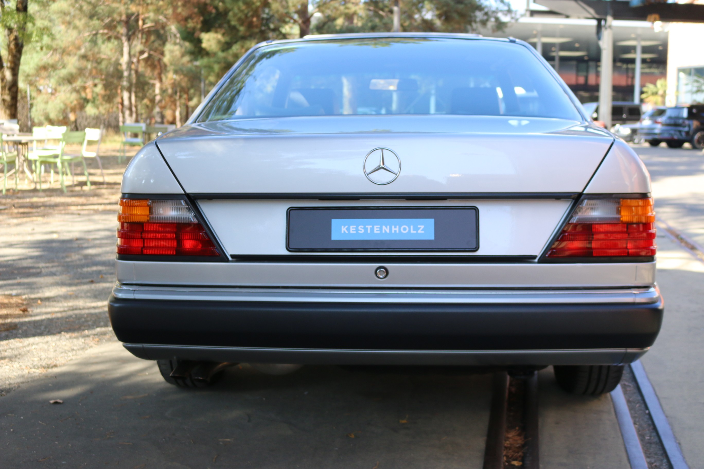 5-Gang-GetriebeAirbag FahrerseiteAnalog-UhrAntiblockiersystem (ABS)Aussenspiegel links beheiz- und von innen verstellbarAussenspiegel rechts elektrisch verstell- und beheizbarAussentemperaturanzeigeBeifahrersitzh&ouml;hen- und Neigungsver-Beleuchtetes und abschliessbares HandschuhfachBremsbelagverschleissDrehzahlmesserEcometerElektrische Fensterheber vorne + hintenFahrersitz mit SitzkippverstellungFahrersitzh&ouml;henverstellung mechanischFondbeleuchtungFondeinzelsitzeFussboden und Hutablage in VeloursGet&ouml;nte ScheibenHolzapplikationen ZebranoKatalysator geregeltKontakte f&uuml;r Innenraumbeleuchtung an allen T&uuml;renKopfst&uuml;tzen hinten abklappbarLeuchtweitenregulierung von innenLicht: NebelschlussleuchteLicht:Ausstiegsleuchten in den T&uuml;renLicht:NebelscheinwerferLichtwarnsummerMake up-Spiegel beleuchtet f&uuml;r BeifahrerMittelarmlehne vorne klappbarOeldruckanzeigePanoramascheibenwischer hubgesteuert und beheizbare Scheibenwaschd&uuml;senPolster:Stoff-AusstattungRadiovorbereitung und Entst&ouml;rungScheibenwaschanlage beheizbarScheibenwischer vorne mit IntervallServolenkungSitze:Gurtbringer elektrisch vorneSitze:Gurtstraffer vorneSitze:Mittelarmlehne hintenTageskilometerz&auml;hlerVerbandskastenWassertemperaturanzeigeZentralverriegelung 4-Stufen-AutomatAutomatische AntenneEdelholzbox zwischen VordersitzenElektrisches Schiebe-/HebedachHolzapplikationen WurzelnussKlimaanlageLackierung: Metallic-LackierungLeichtmetallr&auml;der im 8-Loch-DesignLenkrad und Schalthebelgriff in LederPolster:Leder-AusstattungTempomat