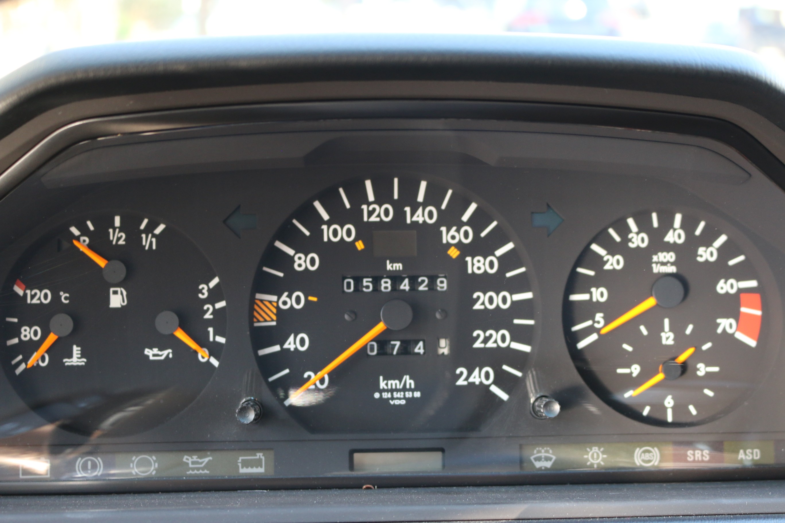 5-Gang-GetriebeAirbag FahrerseiteAnalog-UhrAntiblockiersystem (ABS)Aussenspiegel links beheiz- und von innen verstellbarAussenspiegel rechts elektrisch verstell- und beheizbarAussentemperaturanzeigeBeifahrersitzh&ouml;hen- und Neigungsver-Beleuchtetes und abschliessbares HandschuhfachBremsbelagverschleissDrehzahlmesserEcometerElektrische Fensterheber vorne + hintenFahrersitz mit SitzkippverstellungFahrersitzh&ouml;henverstellung mechanischFondbeleuchtungFondeinzelsitzeFussboden und Hutablage in VeloursGet&ouml;nte ScheibenHolzapplikationen ZebranoKatalysator geregeltKontakte f&uuml;r Innenraumbeleuchtung an allen T&uuml;renKopfst&uuml;tzen hinten abklappbarLeuchtweitenregulierung von innenLicht: NebelschlussleuchteLicht:Ausstiegsleuchten in den T&uuml;renLicht:NebelscheinwerferLichtwarnsummerMake up-Spiegel beleuchtet f&uuml;r BeifahrerMittelarmlehne vorne klappbarOeldruckanzeigePanoramascheibenwischer hubgesteuert und beheizbare Scheibenwaschd&uuml;senPolster:Stoff-AusstattungRadiovorbereitung und Entst&ouml;rungScheibenwaschanlage beheizbarScheibenwischer vorne mit IntervallServolenkungSitze:Gurtbringer elektrisch vorneSitze:Gurtstraffer vorneSitze:Mittelarmlehne hintenTageskilometerz&auml;hlerVerbandskastenWassertemperaturanzeigeZentralverriegelung 4-Stufen-AutomatAutomatische AntenneEdelholzbox zwischen VordersitzenElektrisches Schiebe-/HebedachHolzapplikationen WurzelnussKlimaanlageLackierung: Metallic-LackierungLeichtmetallr&auml;der im 8-Loch-DesignLenkrad und Schalthebelgriff in LederPolster:Leder-AusstattungTempomat
