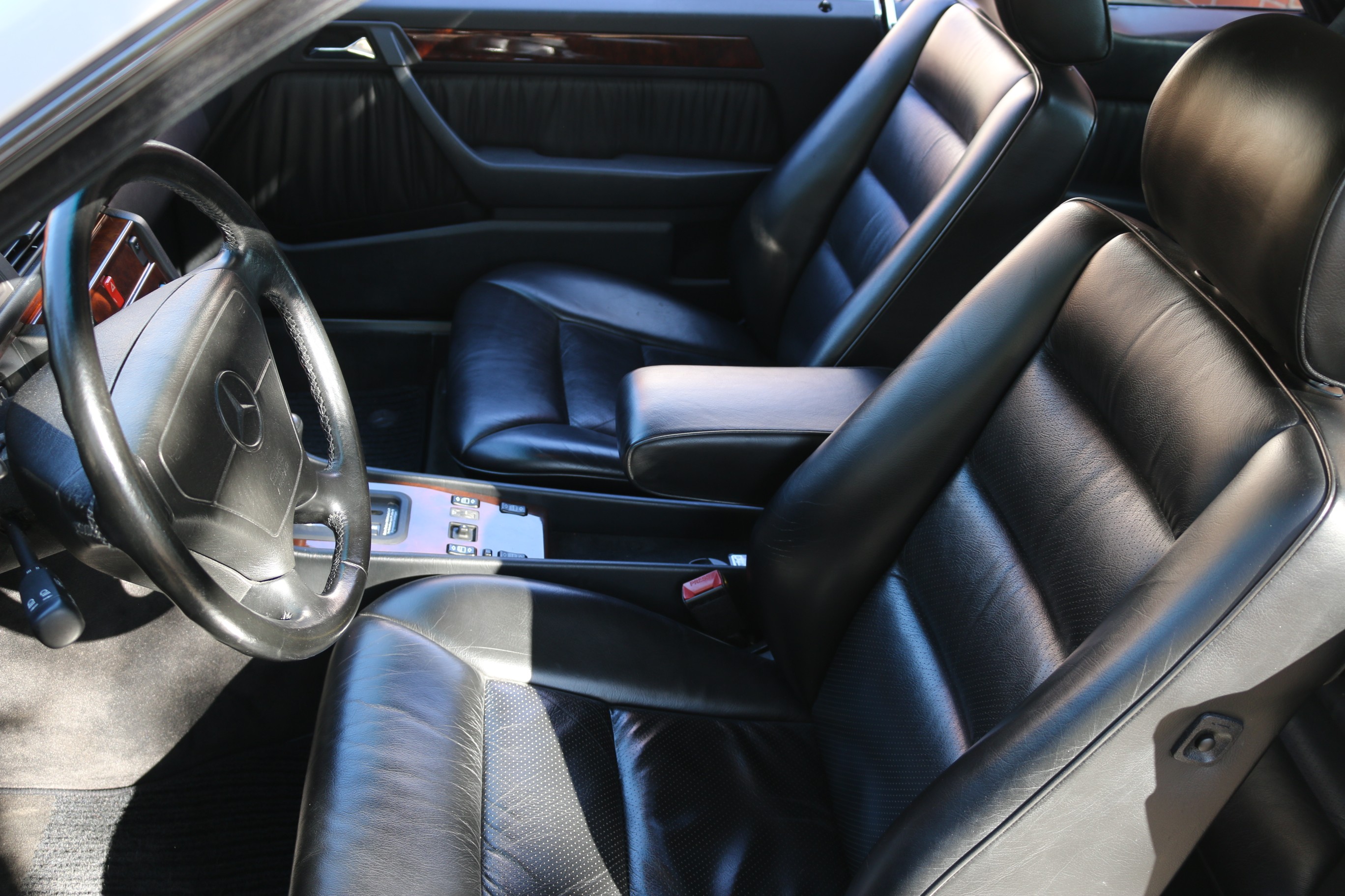 5-Gang-GetriebeAirbag FahrerseiteAnalog-UhrAntiblockiersystem (ABS)Aussenspiegel links beheiz- und von innen verstellbarAussenspiegel rechts elektrisch verstell- und beheizbarAussentemperaturanzeigeBeifahrersitzh&ouml;hen- und Neigungsver-Beleuchtetes und abschliessbares HandschuhfachBremsbelagverschleissDrehzahlmesserEcometerElektrische Fensterheber vorne + hintenFahrersitz mit SitzkippverstellungFahrersitzh&ouml;henverstellung mechanischFondbeleuchtungFondeinzelsitzeFussboden und Hutablage in VeloursGet&ouml;nte ScheibenHolzapplikationen ZebranoKatalysator geregeltKontakte f&uuml;r Innenraumbeleuchtung an allen T&uuml;renKopfst&uuml;tzen hinten abklappbarLeuchtweitenregulierung von innenLicht: NebelschlussleuchteLicht:Ausstiegsleuchten in den T&uuml;renLicht:NebelscheinwerferLichtwarnsummerMake up-Spiegel beleuchtet f&uuml;r BeifahrerMittelarmlehne vorne klappbarOeldruckanzeigePanoramascheibenwischer hubgesteuert und beheizbare Scheibenwaschd&uuml;senPolster:Stoff-AusstattungRadiovorbereitung und Entst&ouml;rungScheibenwaschanlage beheizbarScheibenwischer vorne mit IntervallServolenkungSitze:Gurtbringer elektrisch vorneSitze:Gurtstraffer vorneSitze:Mittelarmlehne hintenTageskilometerz&auml;hlerVerbandskastenWassertemperaturanzeigeZentralverriegelung 4-Stufen-AutomatAutomatische AntenneEdelholzbox zwischen VordersitzenElektrisches Schiebe-/HebedachHolzapplikationen WurzelnussKlimaanlageLackierung: Metallic-LackierungLeichtmetallr&auml;der im 8-Loch-DesignLenkrad und Schalthebelgriff in LederPolster:Leder-AusstattungTempomat
