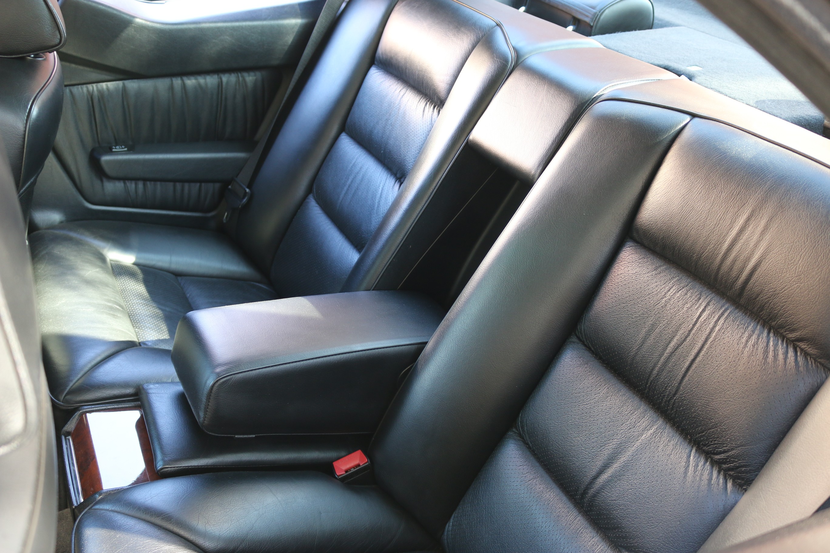 5-Gang-GetriebeAirbag FahrerseiteAnalog-UhrAntiblockiersystem (ABS)Aussenspiegel links beheiz- und von innen verstellbarAussenspiegel rechts elektrisch verstell- und beheizbarAussentemperaturanzeigeBeifahrersitzh&ouml;hen- und Neigungsver-Beleuchtetes und abschliessbares HandschuhfachBremsbelagverschleissDrehzahlmesserEcometerElektrische Fensterheber vorne + hintenFahrersitz mit SitzkippverstellungFahrersitzh&ouml;henverstellung mechanischFondbeleuchtungFondeinzelsitzeFussboden und Hutablage in VeloursGet&ouml;nte ScheibenHolzapplikationen ZebranoKatalysator geregeltKontakte f&uuml;r Innenraumbeleuchtung an allen T&uuml;renKopfst&uuml;tzen hinten abklappbarLeuchtweitenregulierung von innenLicht: NebelschlussleuchteLicht:Ausstiegsleuchten in den T&uuml;renLicht:NebelscheinwerferLichtwarnsummerMake up-Spiegel beleuchtet f&uuml;r BeifahrerMittelarmlehne vorne klappbarOeldruckanzeigePanoramascheibenwischer hubgesteuert und beheizbare Scheibenwaschd&uuml;senPolster:Stoff-AusstattungRadiovorbereitung und Entst&ouml;rungScheibenwaschanlage beheizbarScheibenwischer vorne mit IntervallServolenkungSitze:Gurtbringer elektrisch vorneSitze:Gurtstraffer vorneSitze:Mittelarmlehne hintenTageskilometerz&auml;hlerVerbandskastenWassertemperaturanzeigeZentralverriegelung 4-Stufen-AutomatAutomatische AntenneEdelholzbox zwischen VordersitzenElektrisches Schiebe-/HebedachHolzapplikationen WurzelnussKlimaanlageLackierung: Metallic-LackierungLeichtmetallr&auml;der im 8-Loch-DesignLenkrad und Schalthebelgriff in LederPolster:Leder-AusstattungTempomat