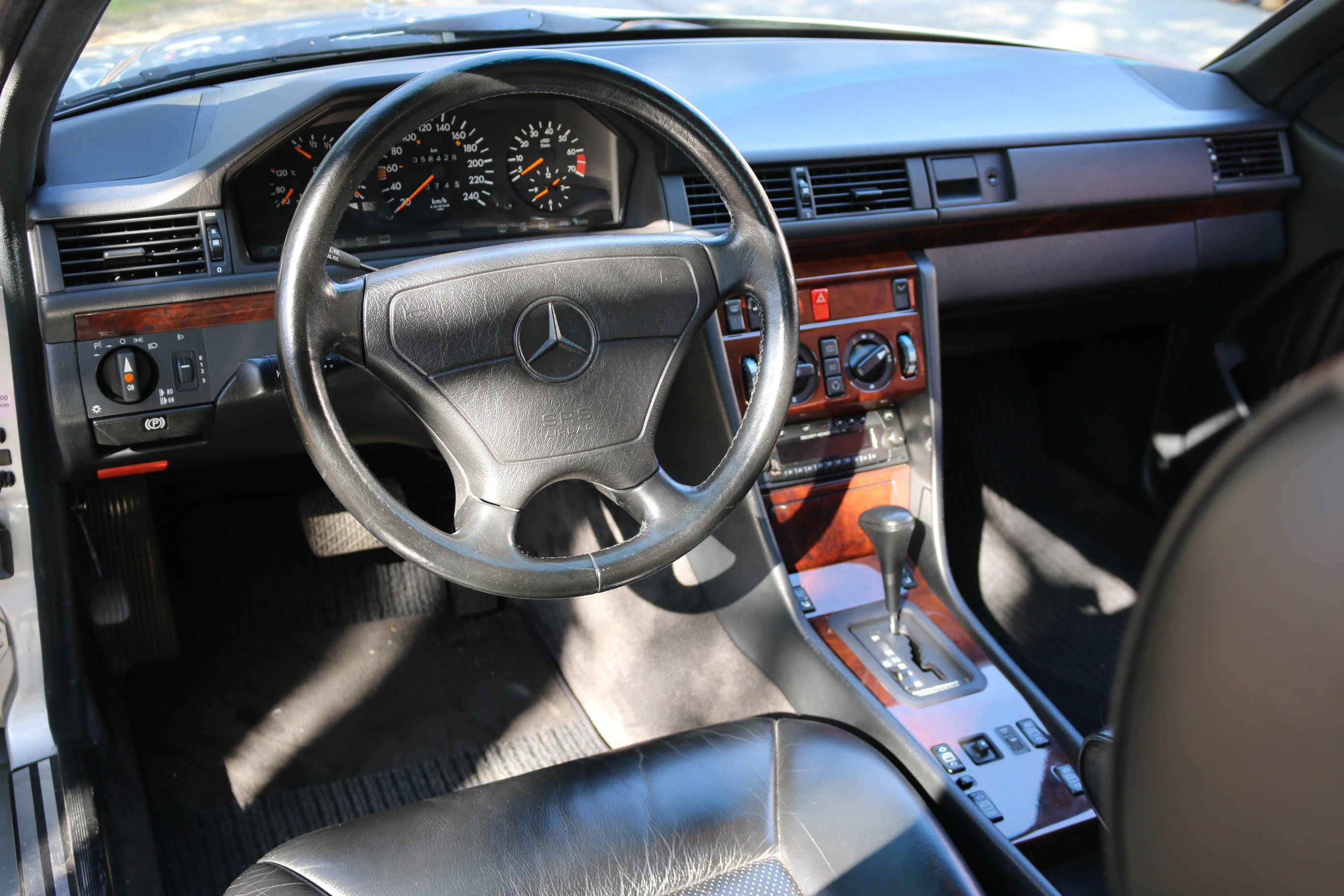 5-Gang-GetriebeAirbag FahrerseiteAnalog-UhrAntiblockiersystem (ABS)Aussenspiegel links beheiz- und von innen verstellbarAussenspiegel rechts elektrisch verstell- und beheizbarAussentemperaturanzeigeBeifahrersitzh&ouml;hen- und Neigungsver-Beleuchtetes und abschliessbares HandschuhfachBremsbelagverschleissDrehzahlmesserEcometerElektrische Fensterheber vorne + hintenFahrersitz mit SitzkippverstellungFahrersitzh&ouml;henverstellung mechanischFondbeleuchtungFondeinzelsitzeFussboden und Hutablage in VeloursGet&ouml;nte ScheibenHolzapplikationen ZebranoKatalysator geregeltKontakte f&uuml;r Innenraumbeleuchtung an allen T&uuml;renKopfst&uuml;tzen hinten abklappbarLeuchtweitenregulierung von innenLicht: NebelschlussleuchteLicht:Ausstiegsleuchten in den T&uuml;renLicht:NebelscheinwerferLichtwarnsummerMake up-Spiegel beleuchtet f&uuml;r BeifahrerMittelarmlehne vorne klappbarOeldruckanzeigePanoramascheibenwischer hubgesteuert und beheizbare Scheibenwaschd&uuml;senPolster:Stoff-AusstattungRadiovorbereitung und Entst&ouml;rungScheibenwaschanlage beheizbarScheibenwischer vorne mit IntervallServolenkungSitze:Gurtbringer elektrisch vorneSitze:Gurtstraffer vorneSitze:Mittelarmlehne hintenTageskilometerz&auml;hlerVerbandskastenWassertemperaturanzeigeZentralverriegelung 4-Stufen-AutomatAutomatische AntenneEdelholzbox zwischen VordersitzenElektrisches Schiebe-/HebedachHolzapplikationen WurzelnussKlimaanlageLackierung: Metallic-LackierungLeichtmetallr&auml;der im 8-Loch-DesignLenkrad und Schalthebelgriff in LederPolster:Leder-AusstattungTempomat
