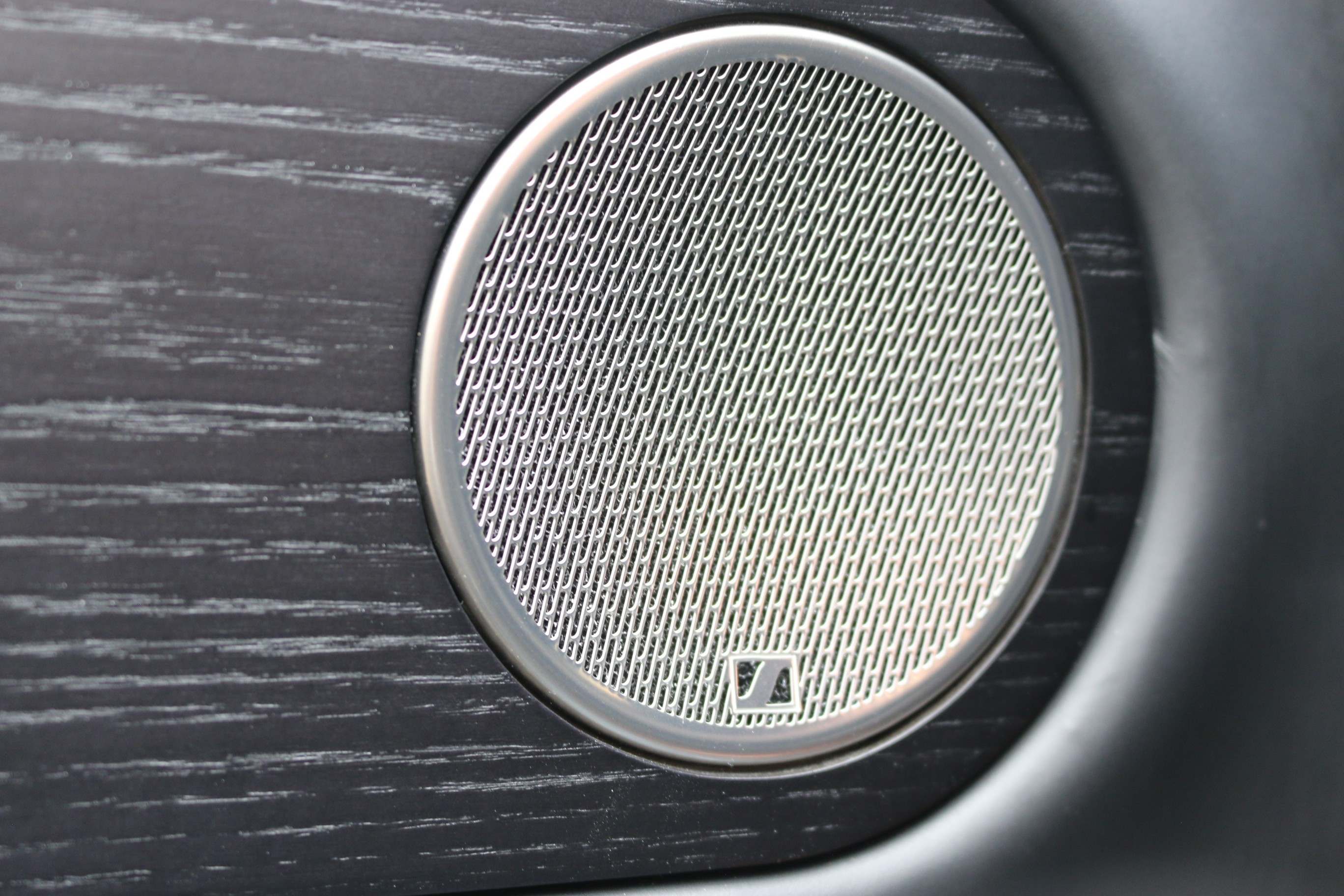 Bremss&auml;ttel in coral lackiert, Leder Soft-Grain, Kontrastn&auml;hte, Armaturenbrett matt lackiert,, Mittelkonsole Blackened Ash matt, Sennheisser Audio System, Konnektivit&auml;tspaket, Lenkrad Alkantara, Lenks&auml;ulenverkleidung in Leder, Aluminium W&auml;hlhebel, Hardtop &amp; Stoffdach, Car-Cover, Klappenauspuff Endrohr matt....&nbsp;